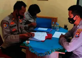PEMERIKSAAN–Ketua Tim Supervisi Audit Kinerja, Iptu Abdul Kodir, bersama jajarannya sedang melakukan audit di salah satu Polsek di Kabupaten Pandeglang, Selasa (26/10/2021). (ISTIMEWA)