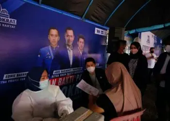 Anggota DPR RI, Rizki Natakusumah, sedang meninjau pelaksanaan vaksinasi yang digelar di Kecamatan Labuan, Sabtu (2/10/2021). (ISTIMEWA)