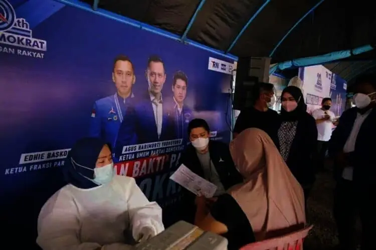 Anggota DPR RI, Rizki Natakusumah, sedang meninjau pelaksanaan vaksinasi yang digelar di Kecamatan Labuan, Sabtu (2/10/2021). (ISTIMEWA)