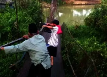 Jembatan Gantung Penghubung 2 Desa di Pandeglang Ambrol, Akses Warga Terhambat