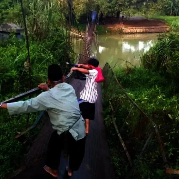 Jembatan Gantung Penghubung 2 Desa di Pandeglang Ambrol, Akses Warga Terhambat