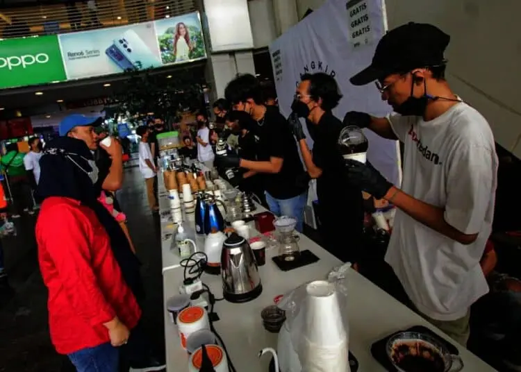 Potret Bagi-bagi Kopi Gratis di Peringatan Hari Kopi Internasional