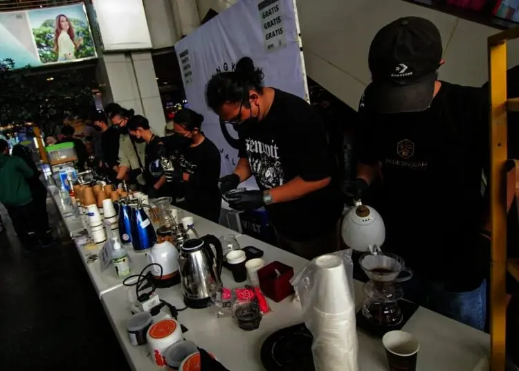 Potret Bagi-bagi Kopi Gratis di Peringatan Hari Kopi Internasional