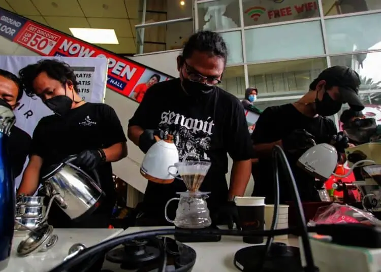 Potret Bagi-bagi Kopi Gratis di Peringatan Hari Kopi Internasional