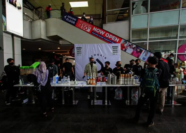 Potret Bagi-bagi Kopi Gratis di Peringatan Hari Kopi Internasional