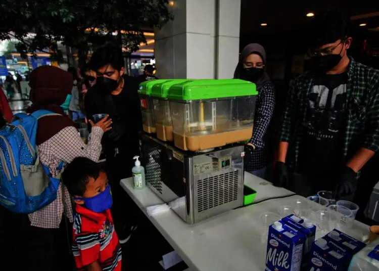 Potret Bagi-bagi Kopi Gratis di Peringatan Hari Kopi Internasional