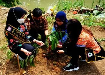 Potret Penanaman Pohon dan Operasi Bersih di Kawasan Sungai Cisadane