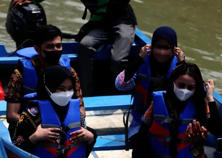 Potret Penanaman Pohon dan Operasi Bersih di Kawasan Sungai Cisadane