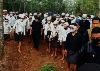 Sambangi Warga Korban Kebakaran Baduy, Menteri BUMN Serahkan Bantuan
