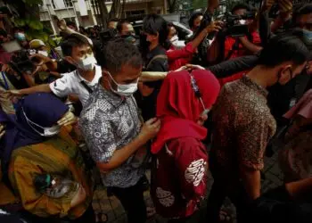 Potret Penggerebekan Kantor Pinjol Ilegal di Green Lake City Cipondoh