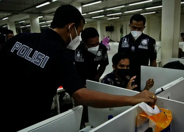 Potret Penggerebekan Kantor Pinjol Ilegal di Green Lake City Cipondoh