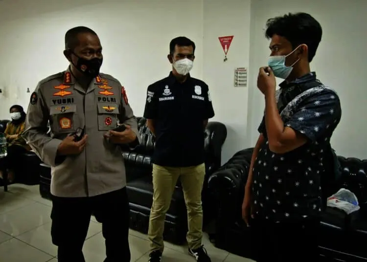 Potret Penggerebekan Kantor Pinjol Ilegal di Green Lake City Cipondoh