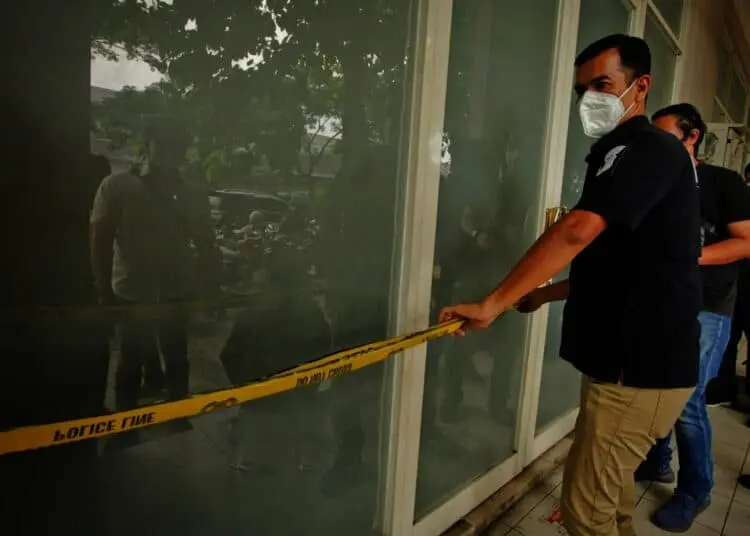 Potret Penggerebekan Kantor Pinjol Ilegal di Green Lake City Cipondoh