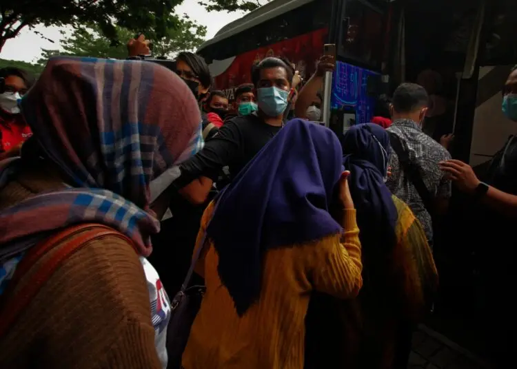 Potret Penggerebekan Kantor Pinjol Ilegal di Green Lake City Cipondoh