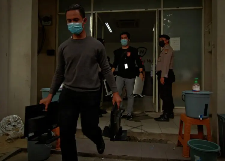 Potret Penggerebekan Kantor Pinjol Ilegal di Green Lake City Cipondoh