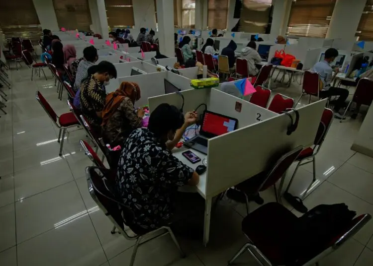 Potret Penggerebekan Kantor Pinjol Ilegal di Green Lake City Cipondoh