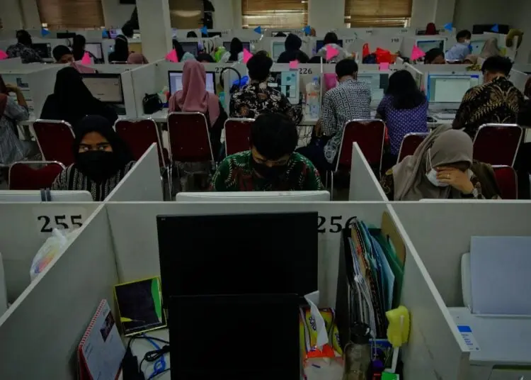 Potret Penggerebekan Kantor Pinjol Ilegal di Green Lake City Cipondoh