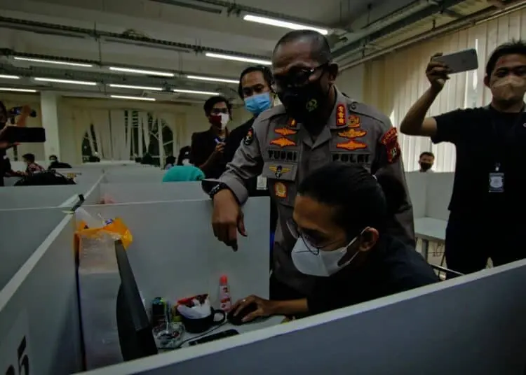 Potret Penggerebekan Kantor Pinjol Ilegal di Green Lake City Cipondoh