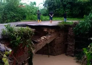 Jembatan Cijoro Bendung Lebak Digerus Longsor, Mobil tak Bisa Lewat
