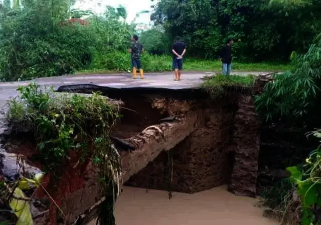 Jembatan Cijoro Bendung Lebak Digerus Longsor, Mobil tak Bisa Lewat