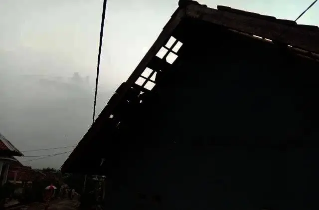 Dihantam Angin Kencang, Belasan Rumah di Lebak Porak-poranda