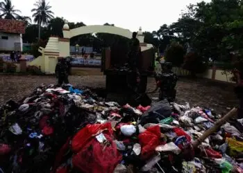 Truk Sampah Tangsel Dipaksa Buang Muatan di Kantor Lurah