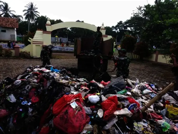 Truk Sampah Tangsel Dipaksa Buang Muatan di Kantor Lurah