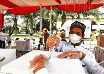 MEMASUKKAN SURAT SUARA: Salah seorang warga yang menentukan hak pilihnya sedang memasukan surat suara ke dalam kotak suara, di aalah satu TPS yang ada si Kabupaten Tangerang saat Pemilihan Kepala Desa Serentak. (ALFIAN/SATELITNEWS.ID)