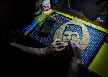 Potret Produksi Seni Lukis Wajah Dari Daun Jati Kering di Kota Tangsel