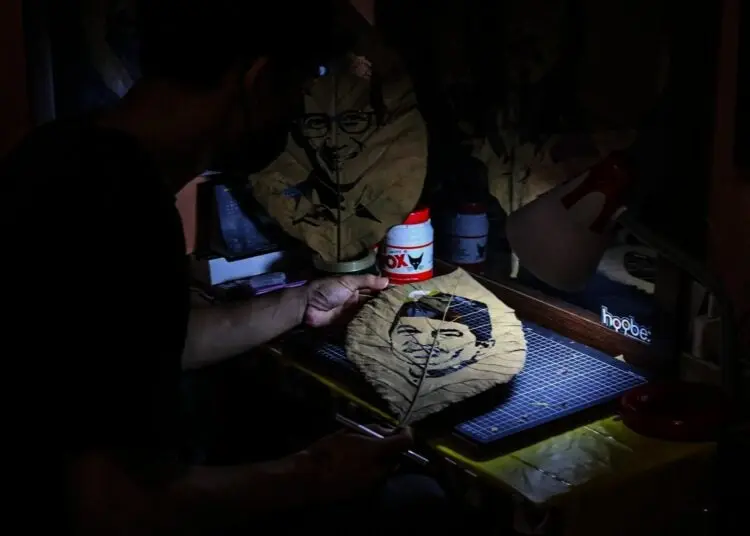 Potret Produksi Seni Lukis Wajah Dari Daun Jati Kering di Kota Tangsel