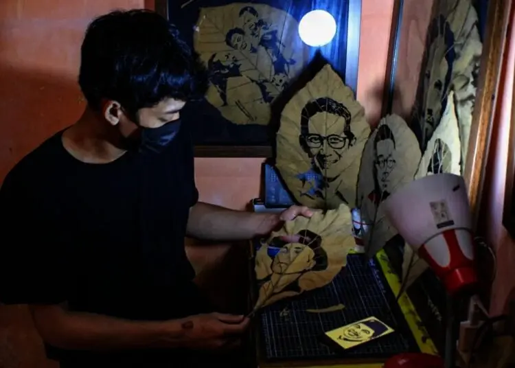 Potret Produksi Seni Lukis Wajah Dari Daun Jati Kering di Kota Tangsel
