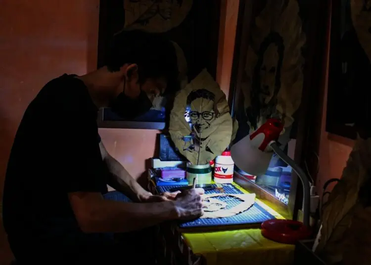 Potret Produksi Seni Lukis Wajah Dari Daun Jati Kering di Kota Tangsel