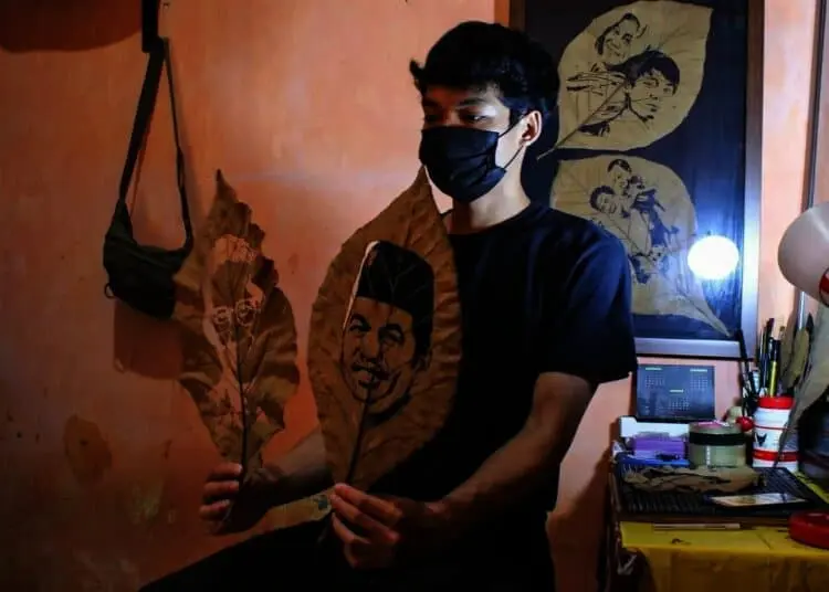 Potret Produksi Seni Lukis Wajah Dari Daun Jati Kering di Kota Tangsel