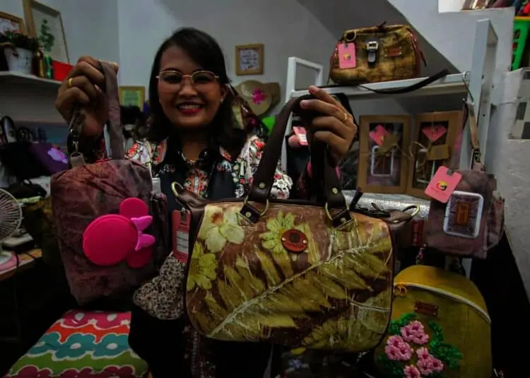 Potret Produksi Tas Ecoprint Rumahan di Karang Tengah Tembus Malaysia