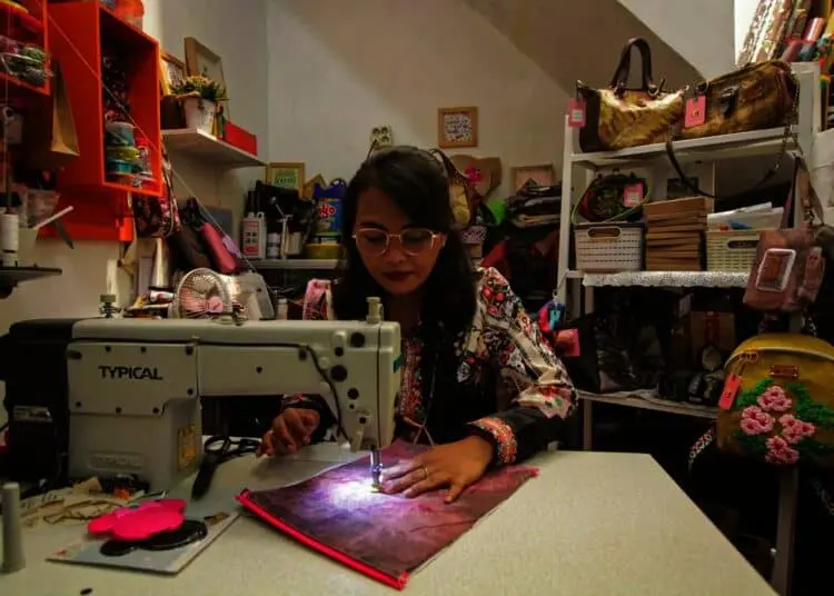Potret Produksi Tas Ecoprint Rumahan di Karang Tengah Tembus Malaysia
