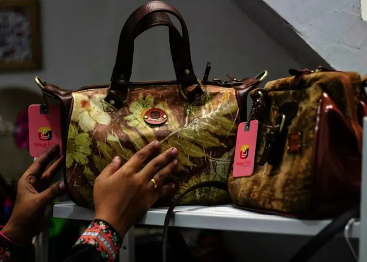 Potret Produksi Tas Ecoprint Rumahan di Karang Tengah Tembus Malaysia