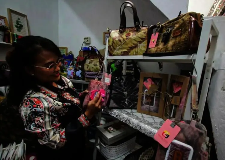 Potret Produksi Tas Ecoprint Rumahan di Karang Tengah Tembus Malaysia