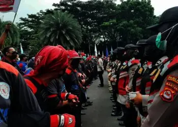 500 Buruh Demo Tuntut UMK Kabupaten Tangerang Naik