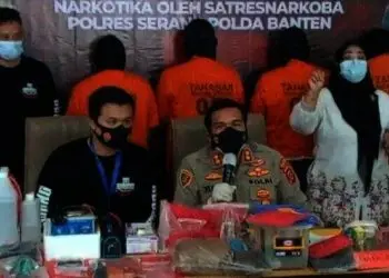 Kapolres Serang, AKBP Yudha Satria, didampingi jajarannya, menggelar ekspos, Rabu (13/10/2021). Kali ini, ekspos penangkapan kasus penggerebekan pabrik rumahan (home industry) tembakau sintetis dan liquid vape berbahan narkotika, di Komplek Puri Serang Hijau, Kecamatan Cipocok Jaya, Kota Serang, beberapa waktu lalu. (ISTIMEWA)