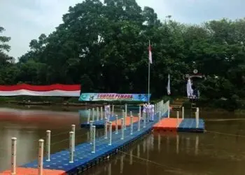 Hari Sumpah Pemuda di Kota Tangerang, Bendera Merah Putih Berkibar di Tengah Sungai Cisadane