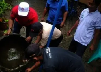Lakukan Pemeriksaan Jentik Nyamuk, Petugas Puskesmas Kunciran Temukan Ban Bekas Jadi Pot Tanaman Berisi Air