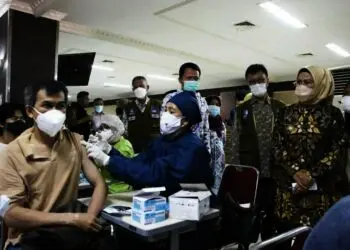 Bupati Serang, Ratu Tatu Chasanah, tinjau pelaksanaan vaksinasi. (ISTIMEWA)