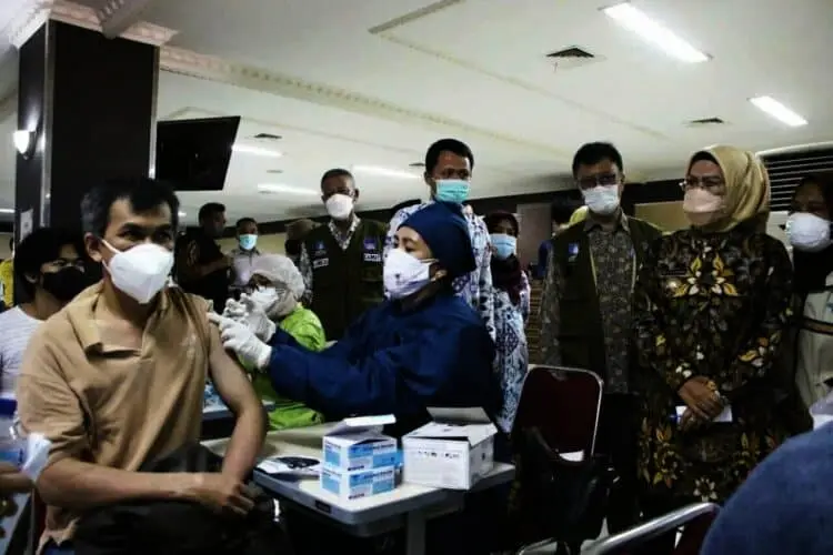 Bupati Serang, Ratu Tatu Chasanah, tinjau pelaksanaan vaksinasi. (ISTIMEWA)