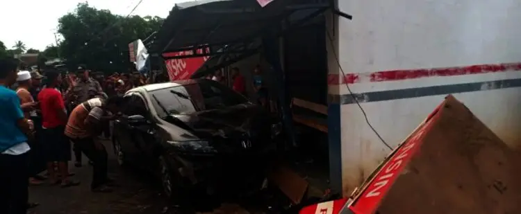 Diseruduk Mobil, 1 Orang Tewas Seketika dan 1 Lainnya Luka Parah, 1 Kios Bensin-pun Hancur