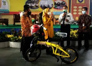 Bupati Serang, Ratu Tatu Chasanah, membagikan kupon doorprize kepada salah satu Kepala Sekolah, disela-sela kegiatan pembinaan, Kamis (14/10/2021). (ISTIMEWA)