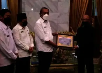 Wabup Serang, Pandji Tirtayasa, didampingi Sekda Kabupaten Serang Tubagus Entus Mahmud Sahiri, menerima piagam penghargaan dari Ditjen Perbendaharaan Provinsi Banten, Rabu (27/10/2021). (ISTIMEWA)