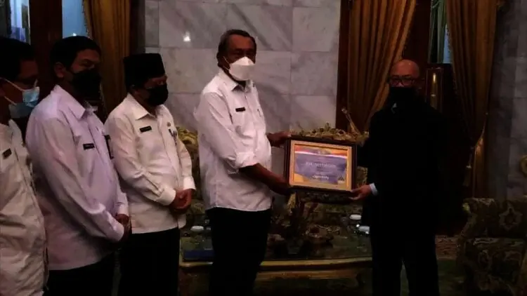 Wabup Serang, Pandji Tirtayasa, didampingi Sekda Kabupaten Serang Tubagus Entus Mahmud Sahiri, menerima piagam penghargaan dari Ditjen Perbendaharaan Provinsi Banten, Rabu (27/10/2021). (ISTIMEWA)