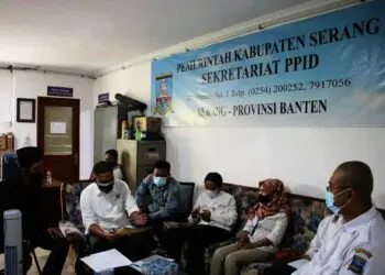 KI Banten melakukan visitasi keterbukaan informasi publik dalam, rangka Monitoring dan Evaluasi (Monev) Keterbukaan Informasi Publik tahun 2021 di PPID Kabupaten Serang, di kantor Dinas Komunikasi Informatika Persandian dan Statistik (Diskominfosatik) Jumat (15/10/2021). (ISTIMEWA)