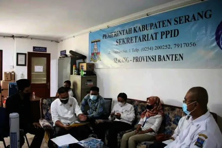 KI Banten melakukan visitasi keterbukaan informasi publik dalam, rangka Monitoring dan Evaluasi (Monev) Keterbukaan Informasi Publik tahun 2021 di PPID Kabupaten Serang, di kantor Dinas Komunikasi Informatika Persandian dan Statistik (Diskominfosatik) Jumat (15/10/2021). (ISTIMEWA)