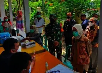 Tinjau Pelaksanaan Pilkades Serentak, Bupati Iti Pastikan Prokes Covid-19 Ketat
